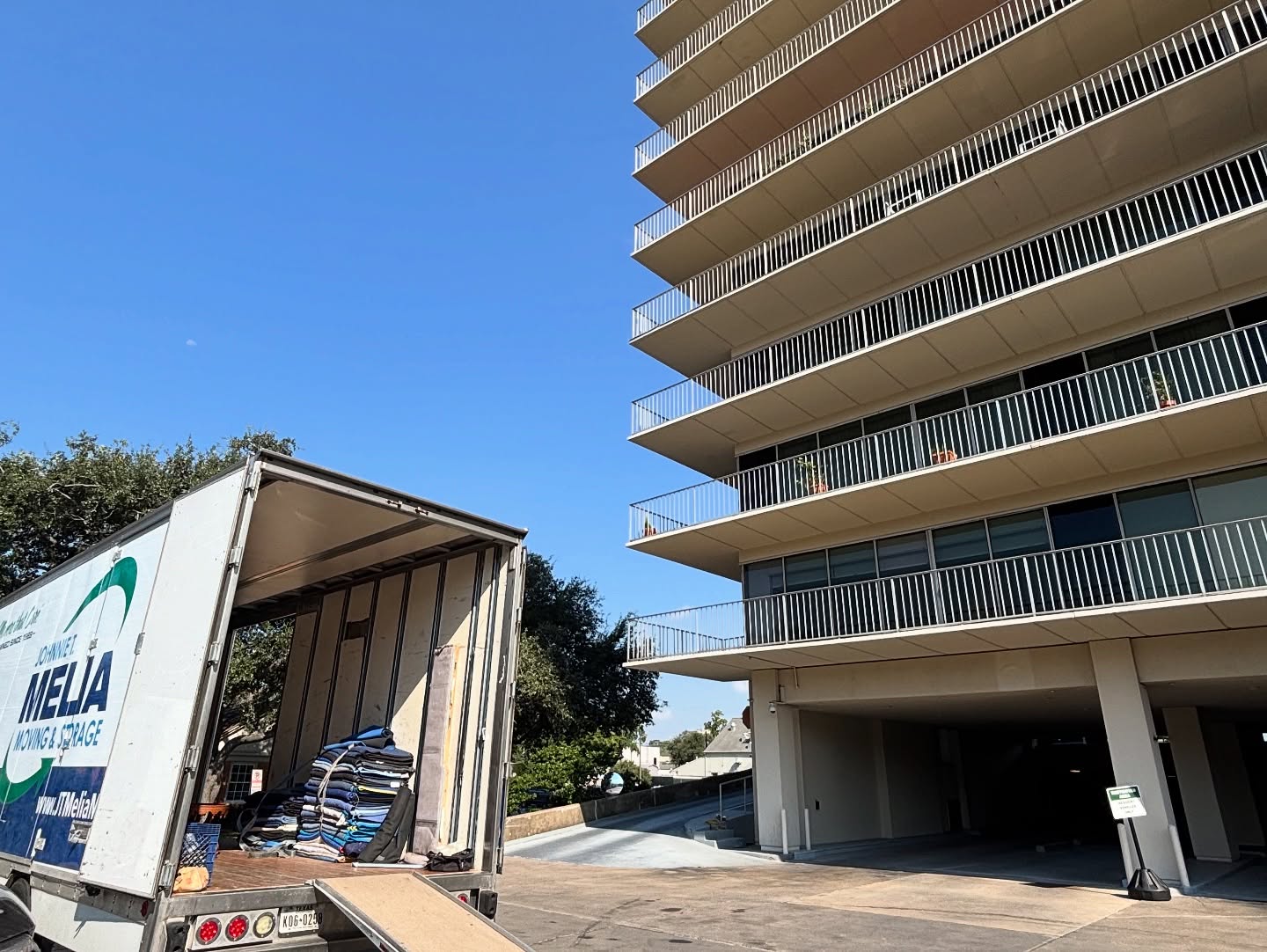 Houston Apartment Moving Guide: Parking, Elevators & HOA Rules